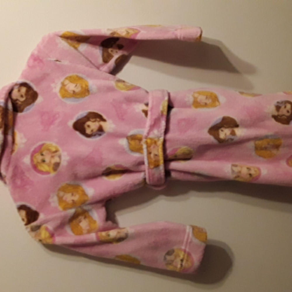 Robe - Picture 2 of 3